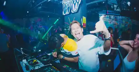 Cuba Libre, Singapore – lively Latin bar atmosphere with crowd and music — salsa, bachata venue in Singapore