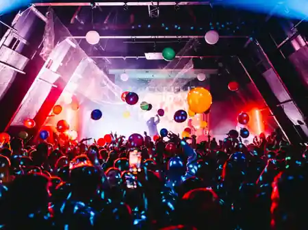 Packed club crowd with stage lights and balloons at SALT Art and Music in Oslo, salsa, bachata venue in Oslo