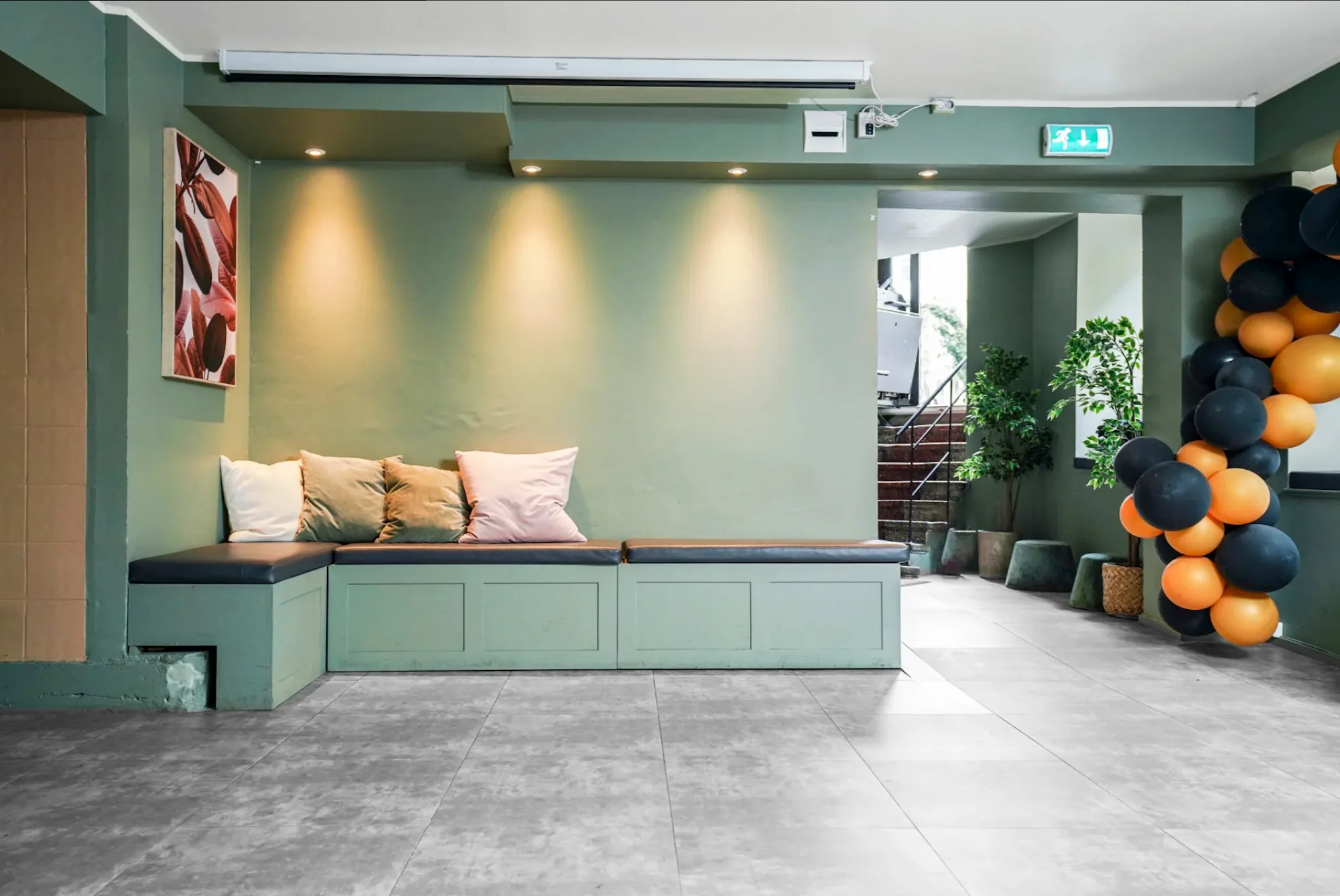 Påfuglen Oslo — venue seating area and open floor with balloon décor and coloured fairy lights