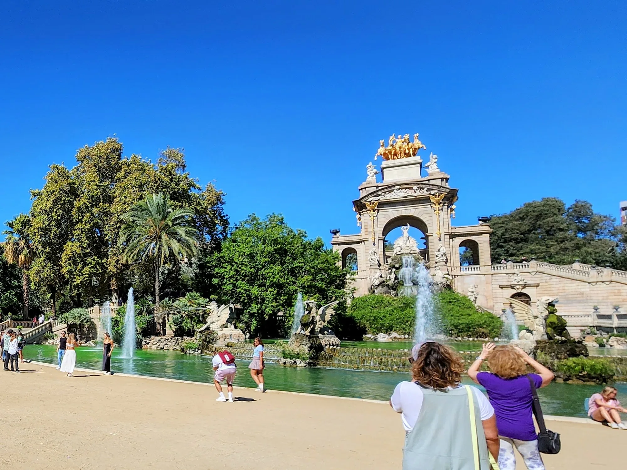 Cascada fountain and pond at Parc de la Ciutadella, Barcelona, with visitors on a sunny day — bachata venue in Barcelona