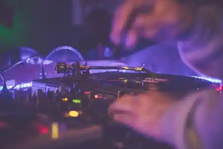 DJ spinning vinyl at Bar Paco Pigalle, Belo Horizonte — bachata, salsa venue in Belo Horizonte