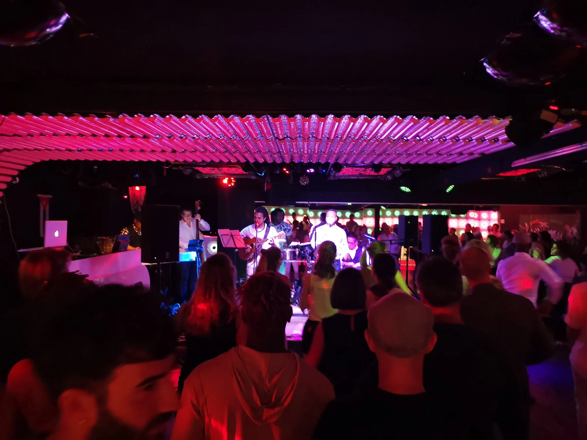 Live Latin band on stage with packed dance floor crowd at Sabor Latino Winterthur