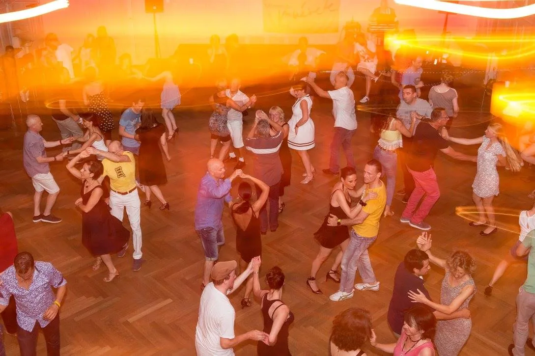 5eme Etage, Bern – salsa social dance night with dancers on the floor