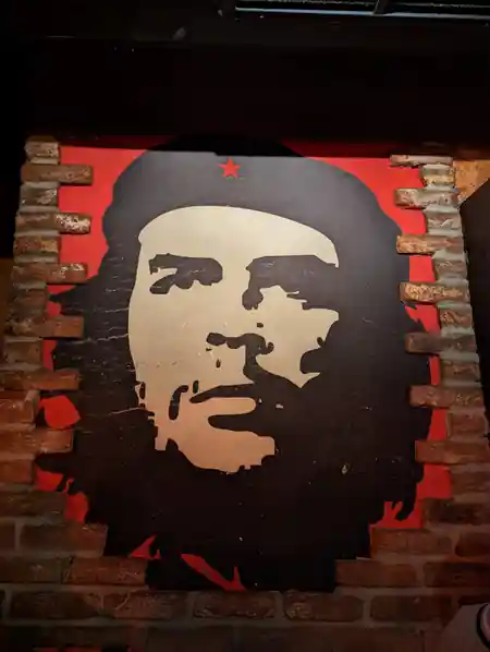 Che Guevara wall art on brick wall at Cuba-Bar Cologne interior — salsa, bachata venue in Cologne