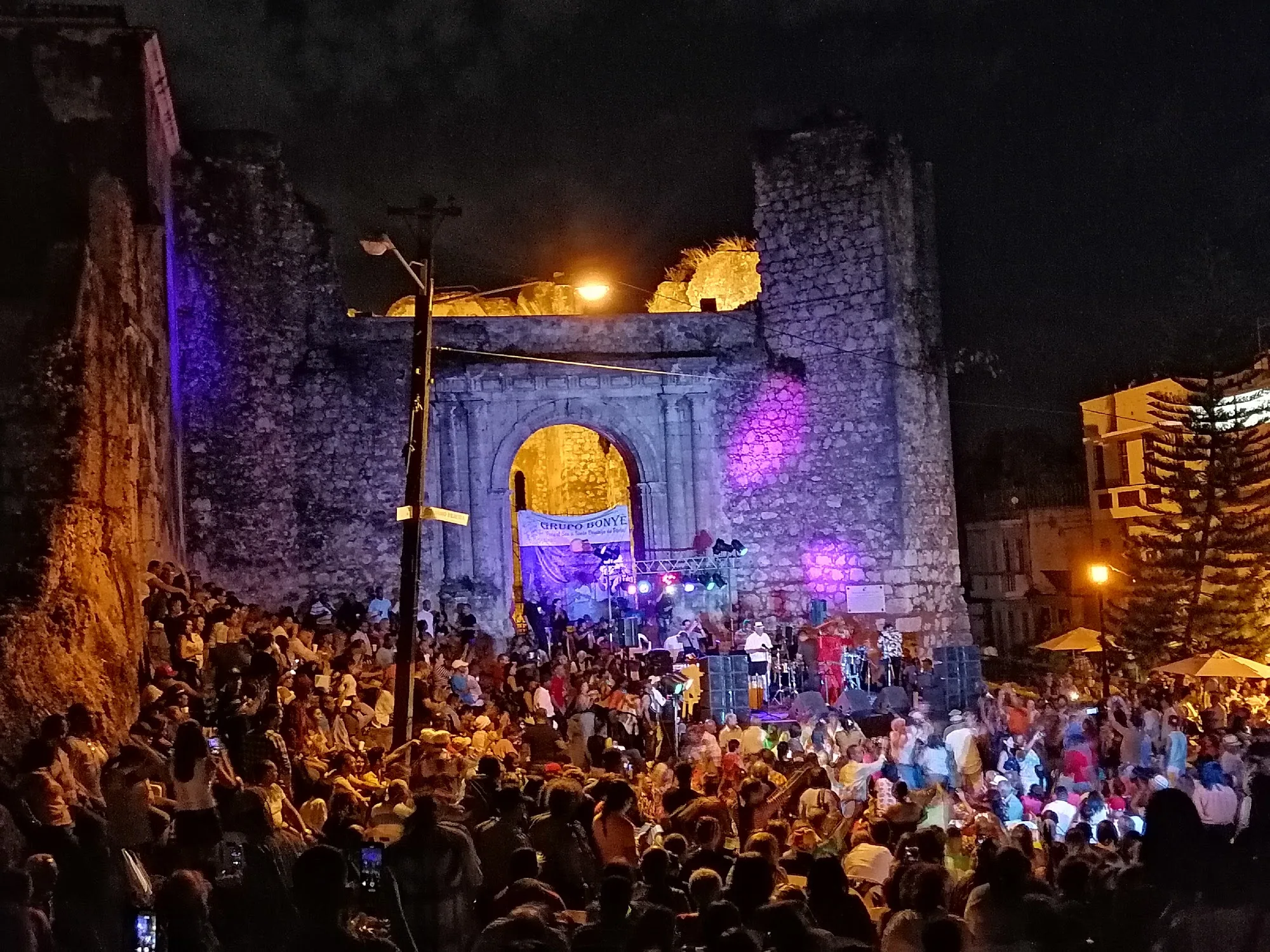 Evening concert event at Ruinas de San Francisco Santo Domingo with crowd and stage lighting