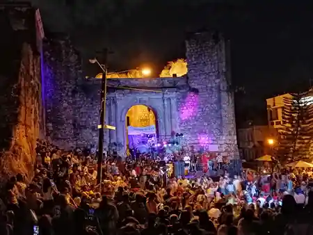 Evening concert event at Ruinas de San Francisco Santo Domingo with crowd and stage lighting — bachata, salsa venue in Santo Domingo