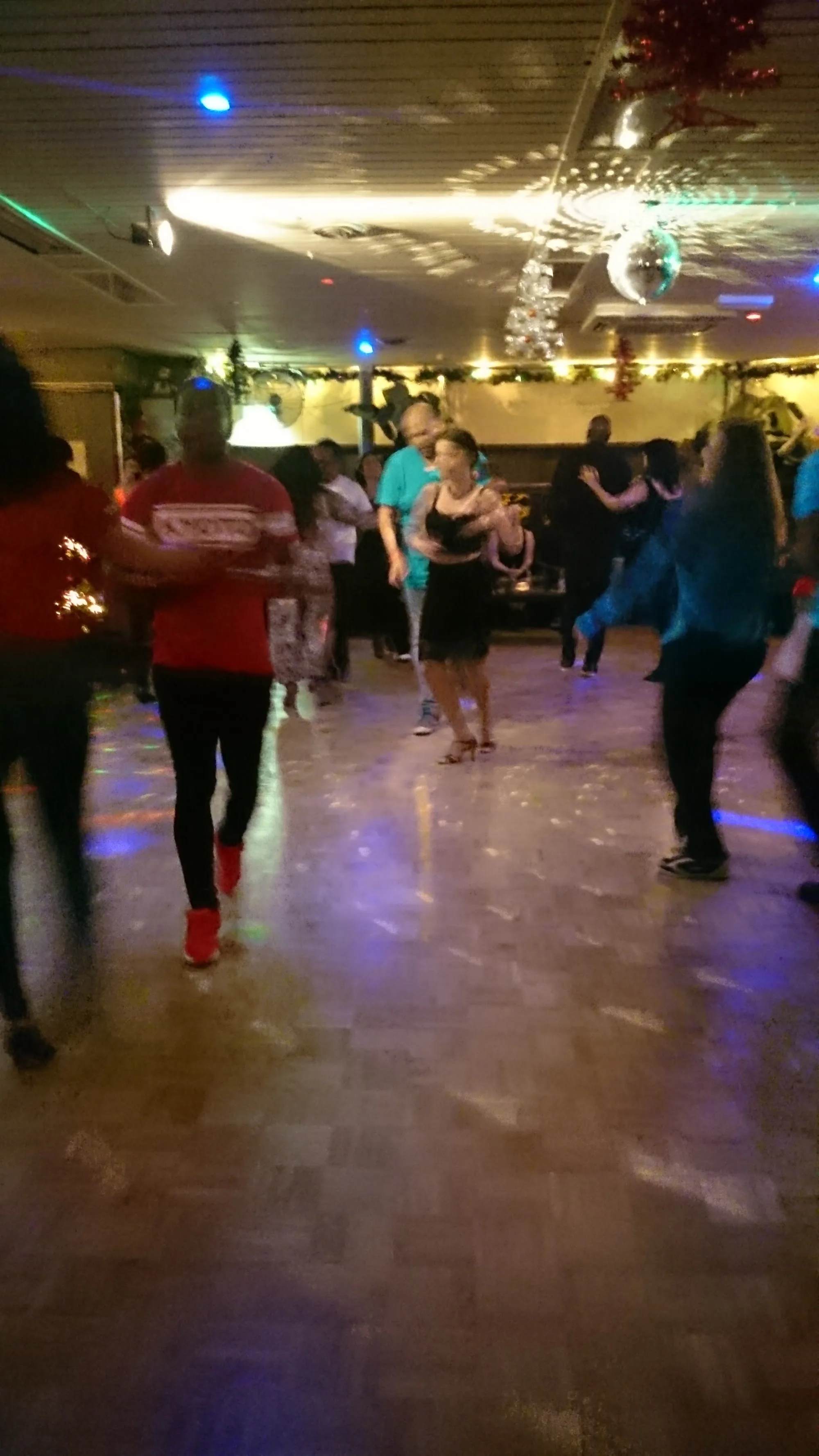 Group of dancers on the wooden dance floor at Tropische Dansschool Burnet Almere
