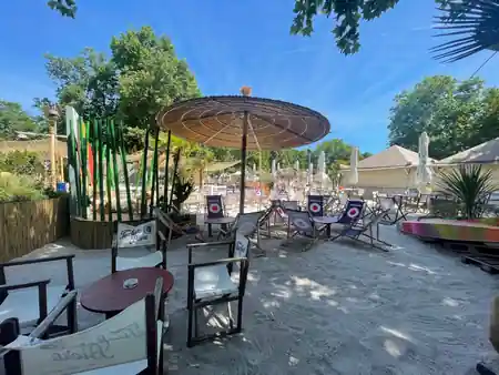 Sandy outdoor beach bar area at Lieblingsstrand Nürnberg with thatched parasol and tropical decor — salsa, bachata, kizomba venue in Nuremberg