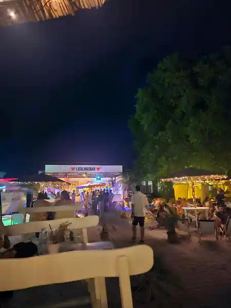 Lieblingsbar night event at Lieblingsstrand with crowd gathered under fairy lights and the venue lit up — salsa, bachata, kizomba venue in Nuremberg