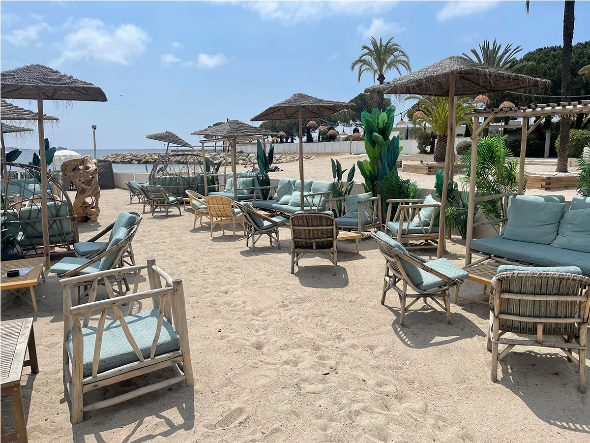 Le Vieux Rocher restaurant and beach in Golfe Juan, France