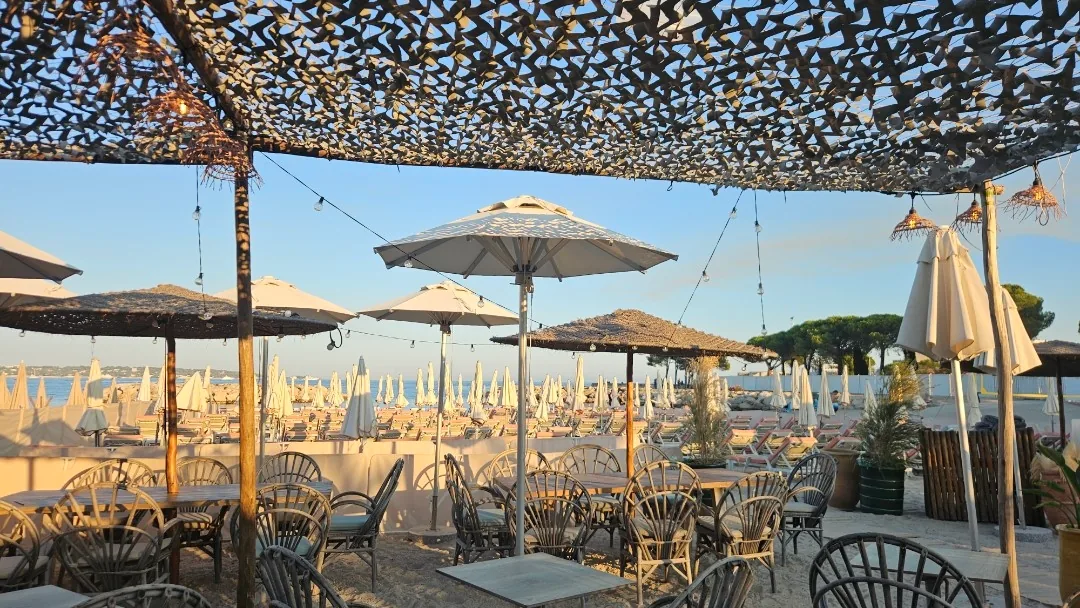 Beach terrace at Le Vieux Rocher with parasols and sea view in Golfe Juan