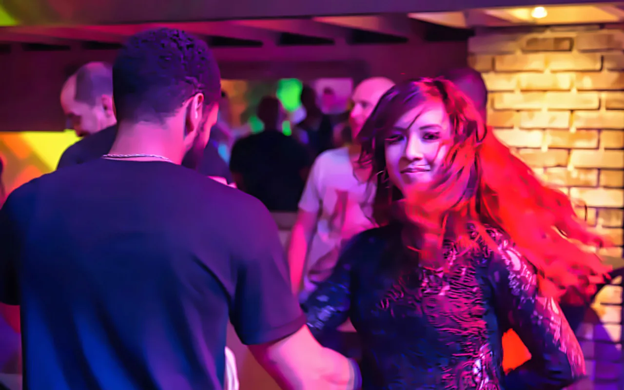 Couple dancing under red lights at SALSA4FUN Amsterdam
