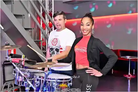 Live percussion and dancer in red lounge area at Discoteca Caribe in Verona — salsa, bachata venue in Verona