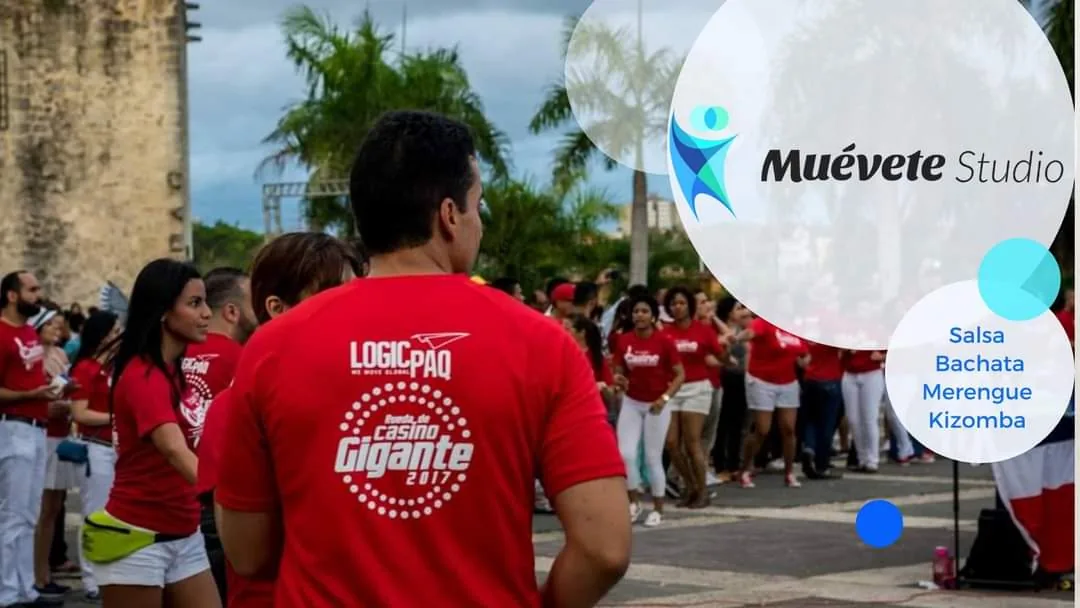 Large casino rueda crowd dancing outdoors at a Muévete Studio event in Santo Domingo