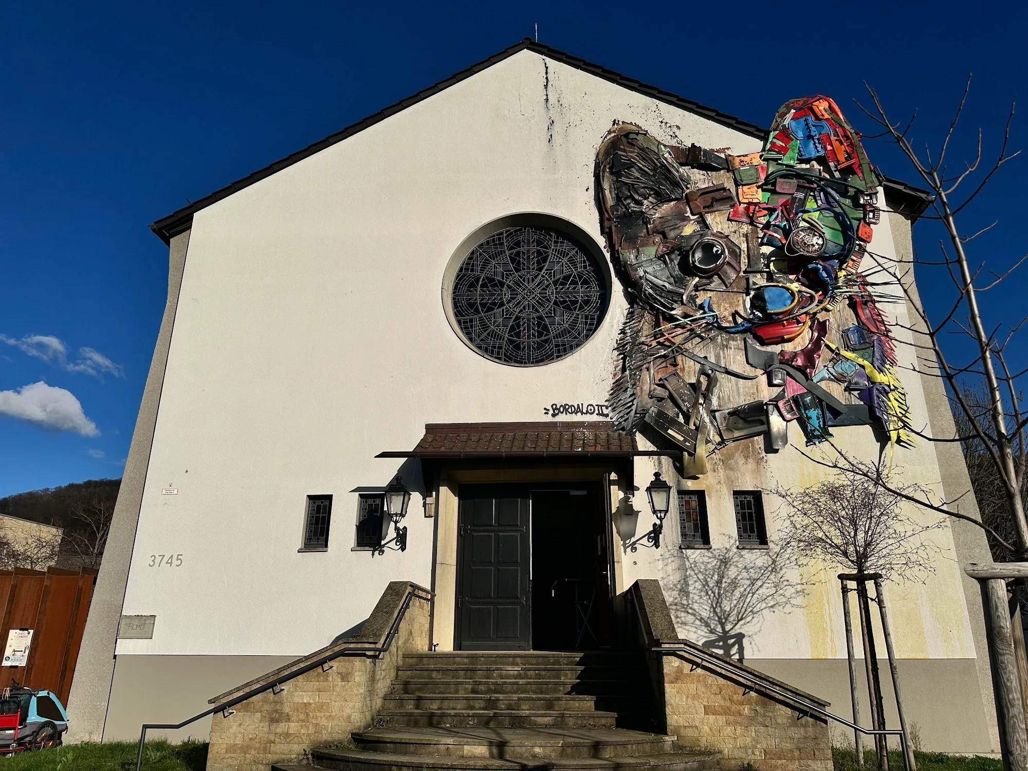 Chapel Heidelberg exterior with distinctive street art mural on white wall