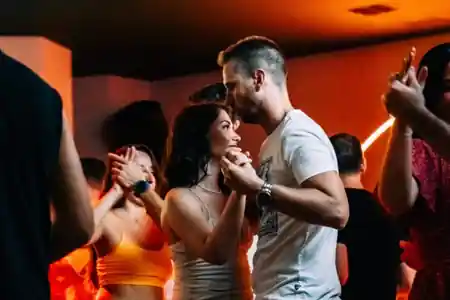 Couple dancing at Sausalito, Puerto de Alicante — salsa, bachata, kizomba venue in Alicante