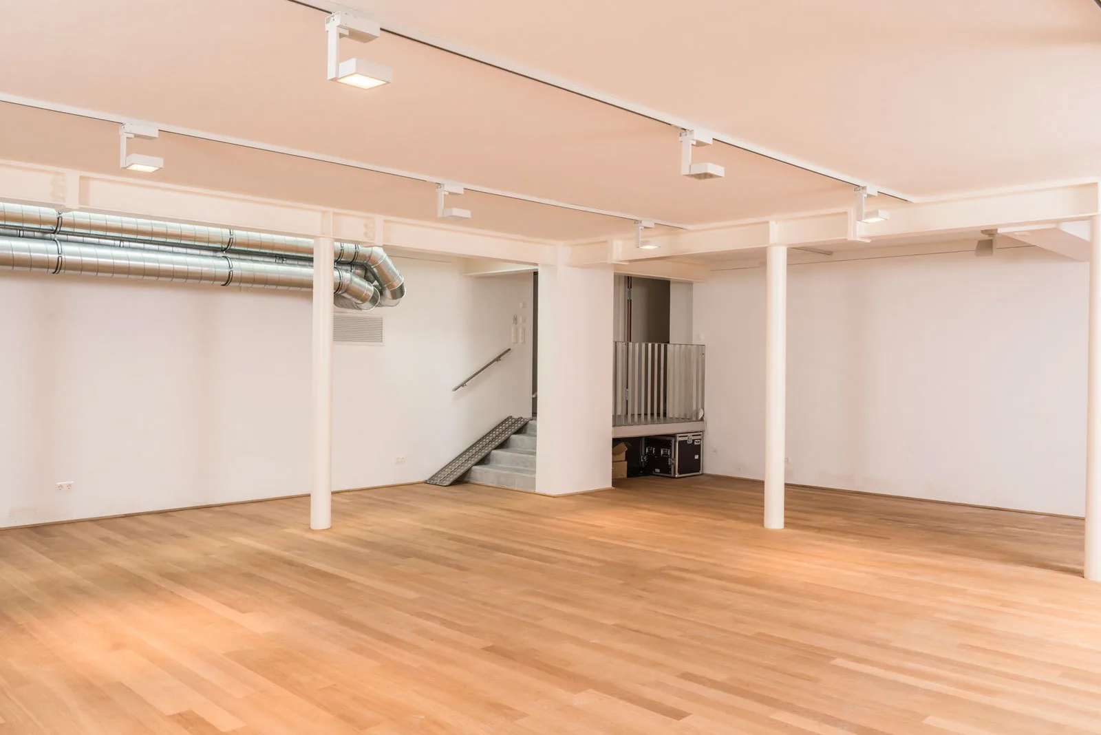 Raum Salmgasse studio interior with wooden dance floor in Vienna, zouk venue in Vienna