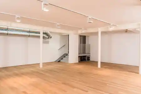 Raum Salmgasse studio interior with wooden dance floor in Vienna, zouk venue in Vienna