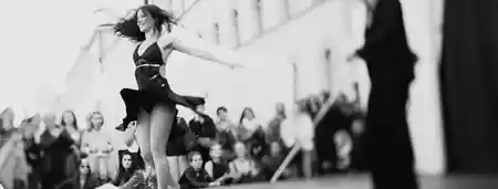 Salsa dancer mid-spin in front of a crowd at a Salsamas Munich event