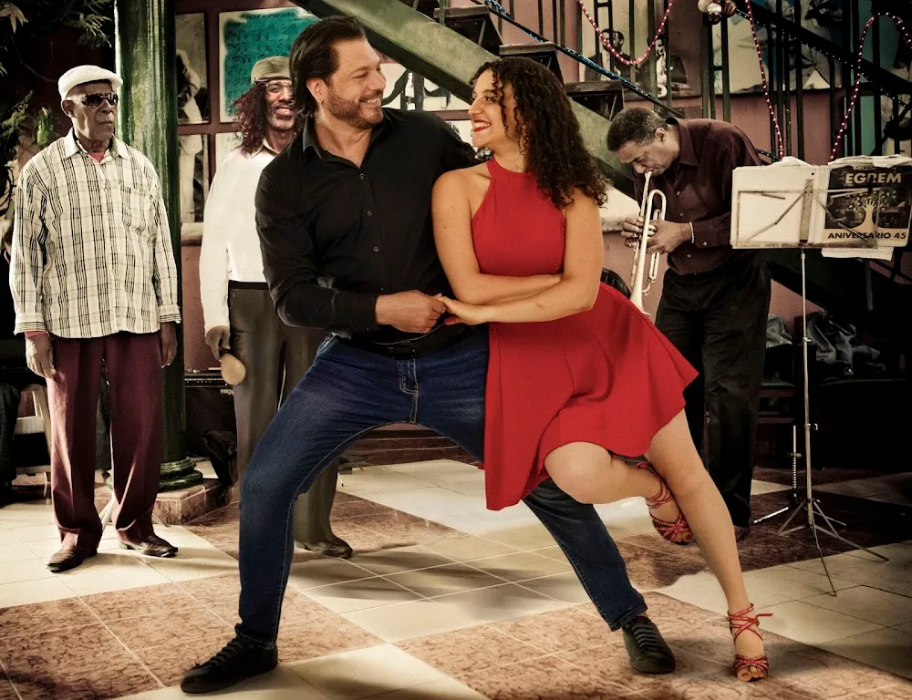 Bailando Salsa studio